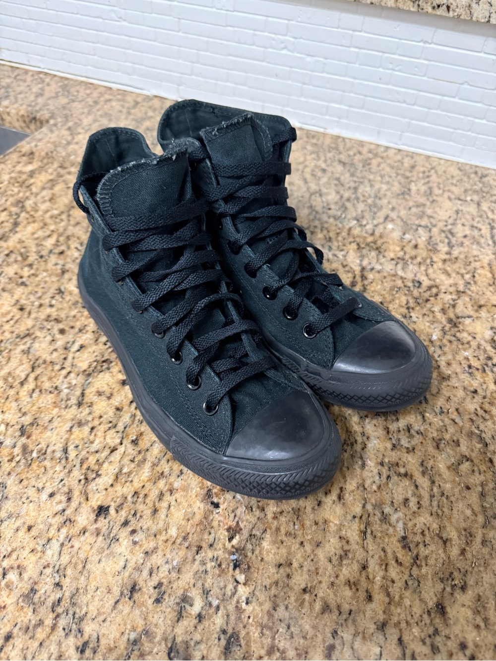 Converse Chuck Taylor All Star Hightop Black Men Size 7 WMN SZ 9 Used